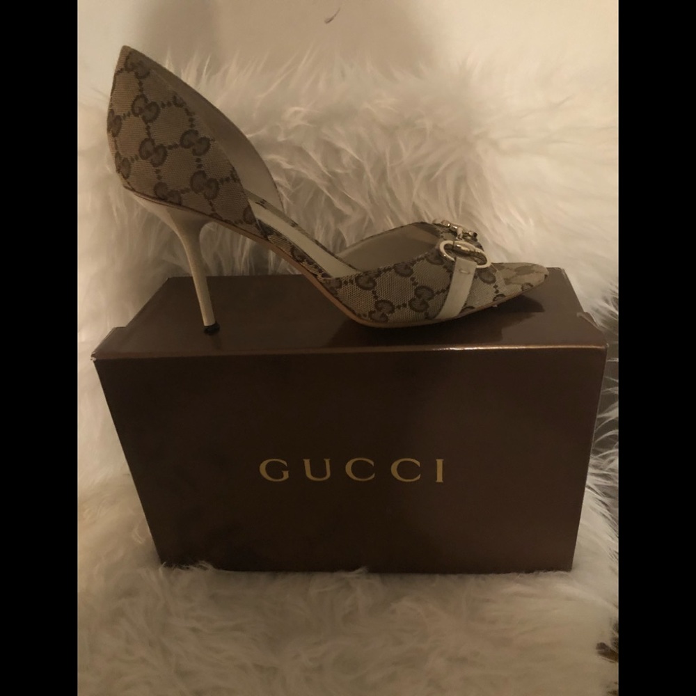 Gucci horseshoe peep toe sandals